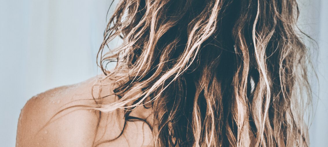 ¿Cuánta pérdida de cabello se considera normal para las mujeres al lavarse el cabello?